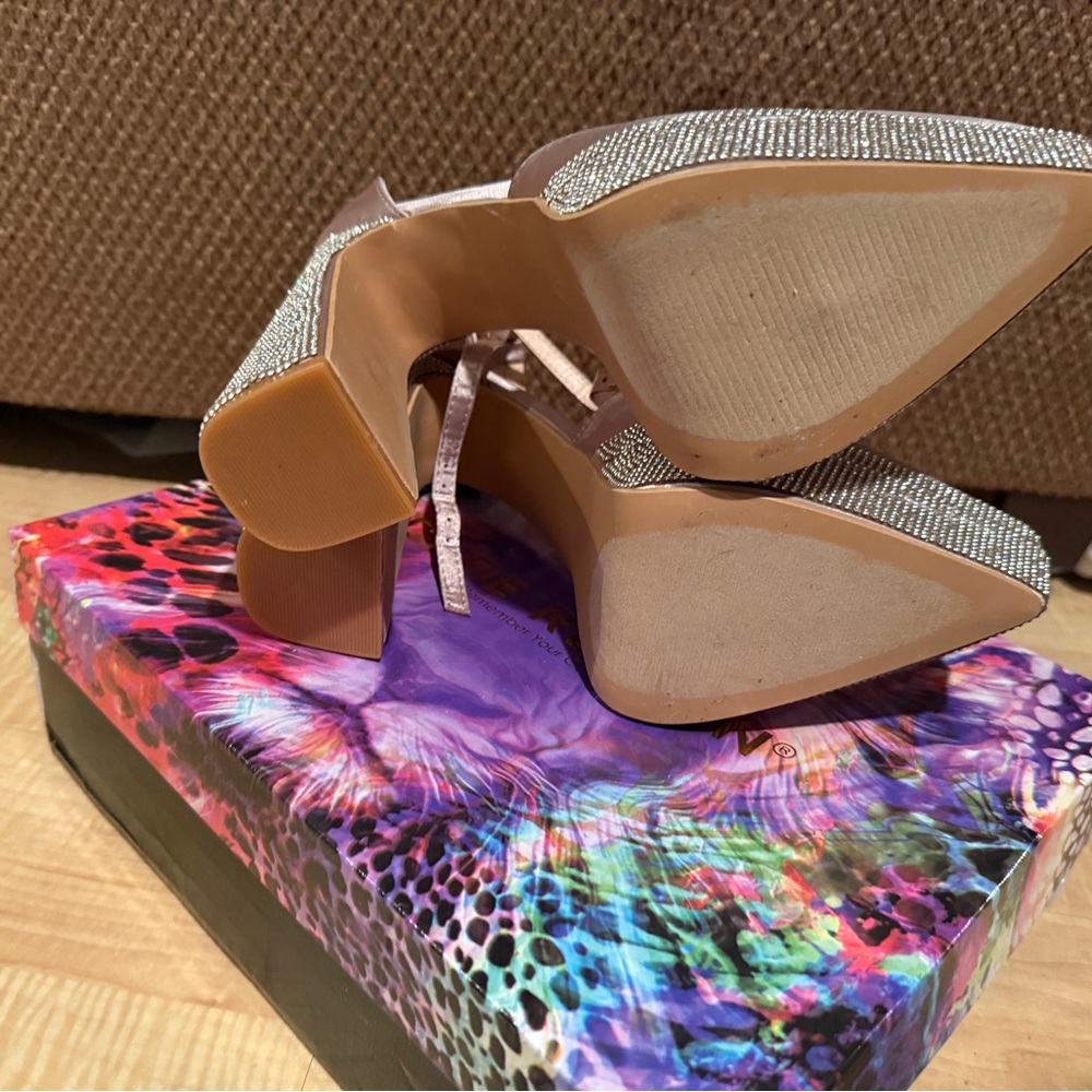 Women’s size 7.5 heels - Picture 6 of 6